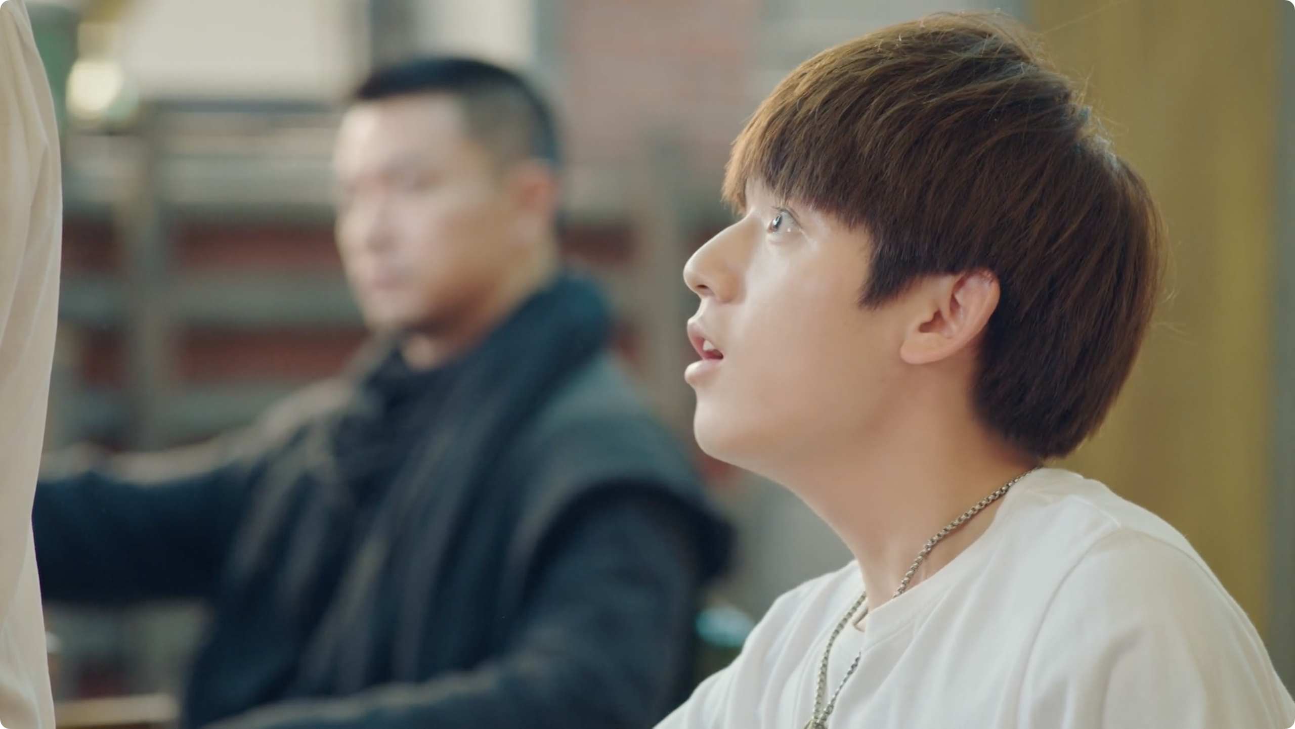 Da Qing looking up at Zhu Hong while he gossips.