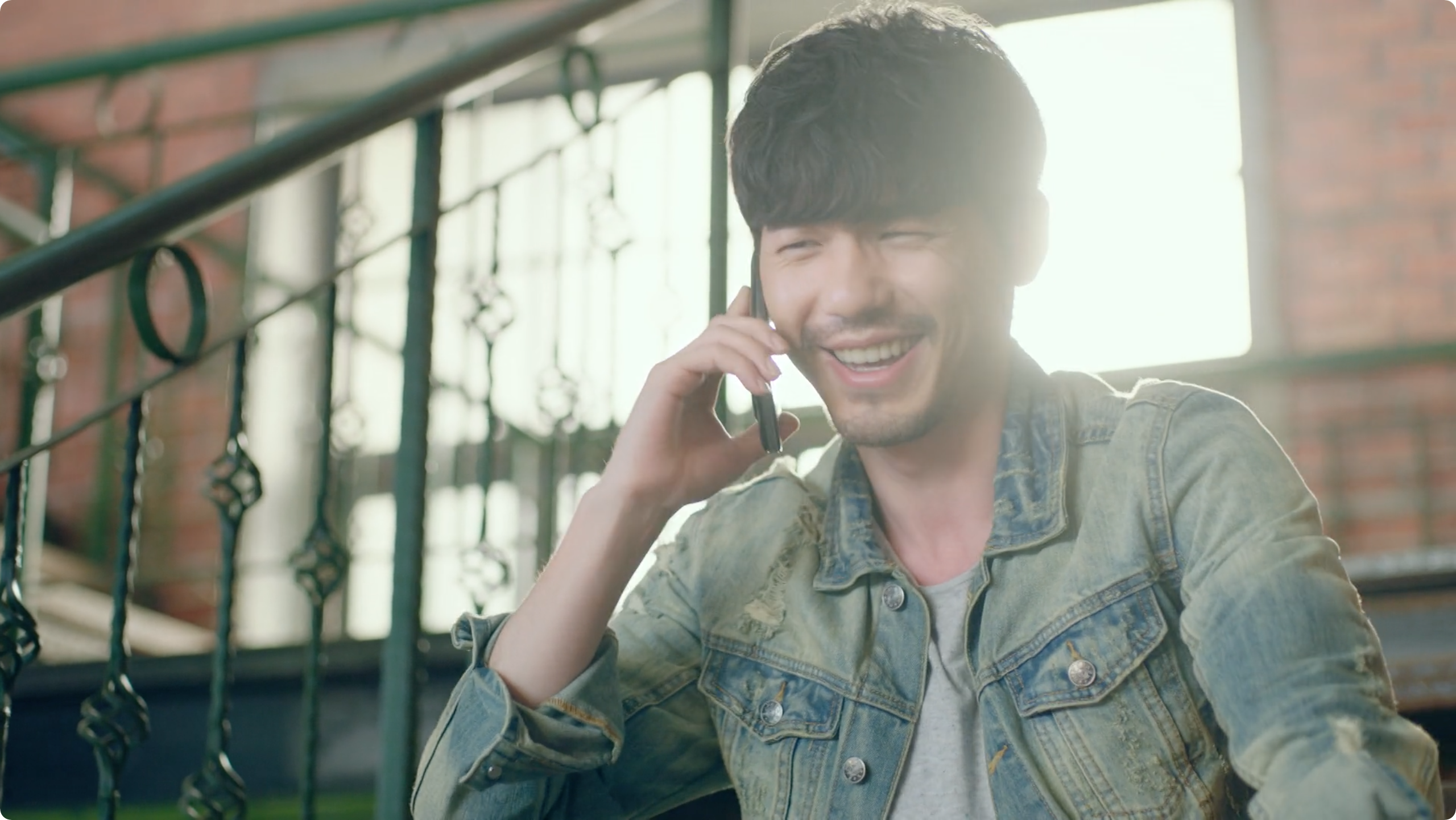 Zhao Yunlan smiling as he talks to Shen Wei on the phone.